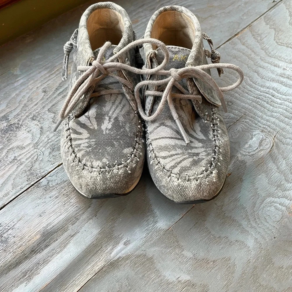 Akid gray camo moccasin shoes | size 10